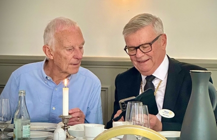 Dagens föredragshållare Lasse Hallmén och vår president Göran Eriksson diskuterar olika mobilkameror och jämför bilder.